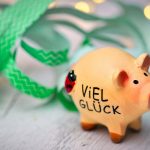 Schwein mit Aufschrift Viel Glueck - Jahresrueckblick und guter Start ins neue Jahr